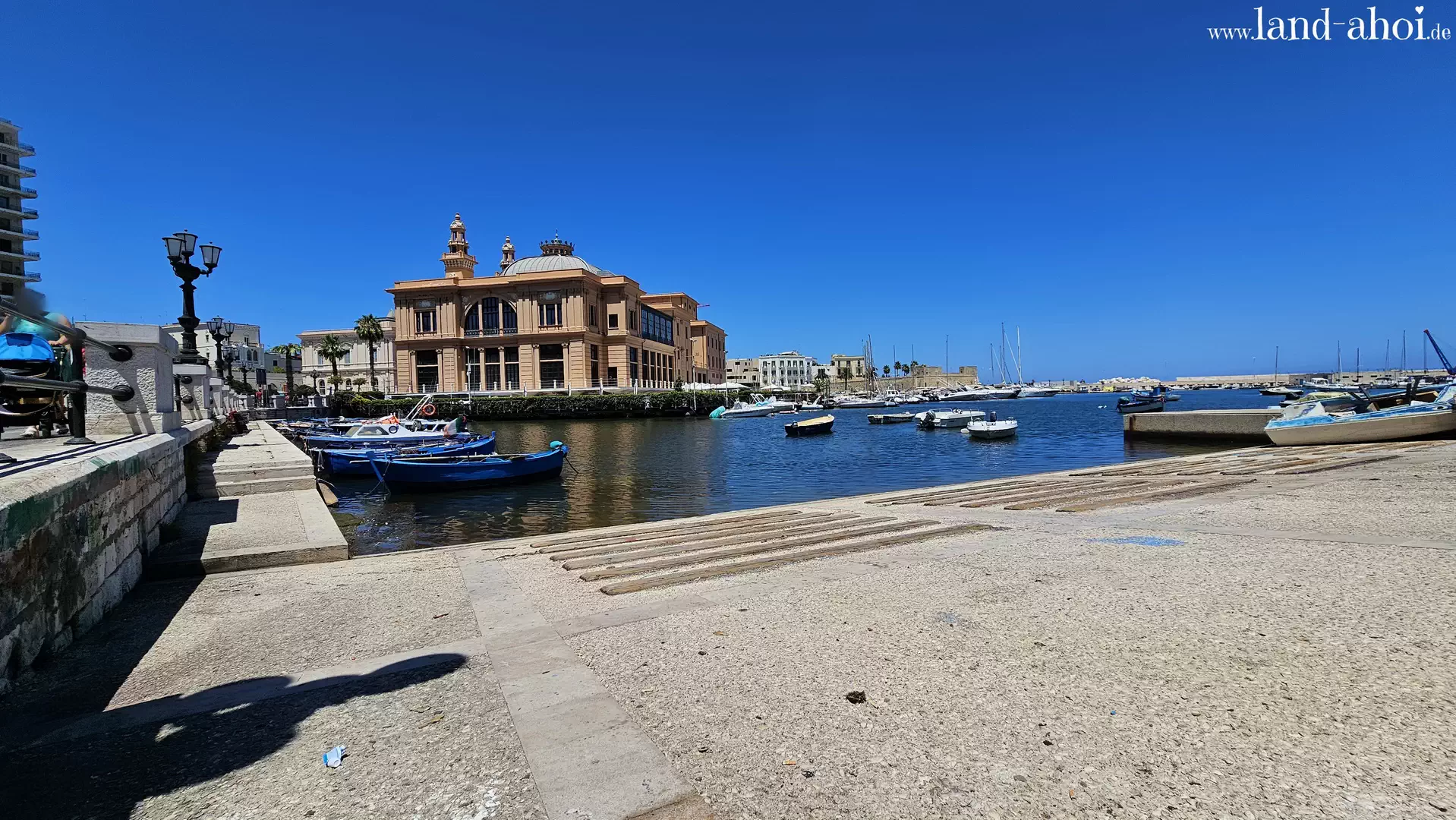 Bari Kreuzfahrthafen -Teatro Margherita Bari Kreuzfahrthafen -Teatro Margherita