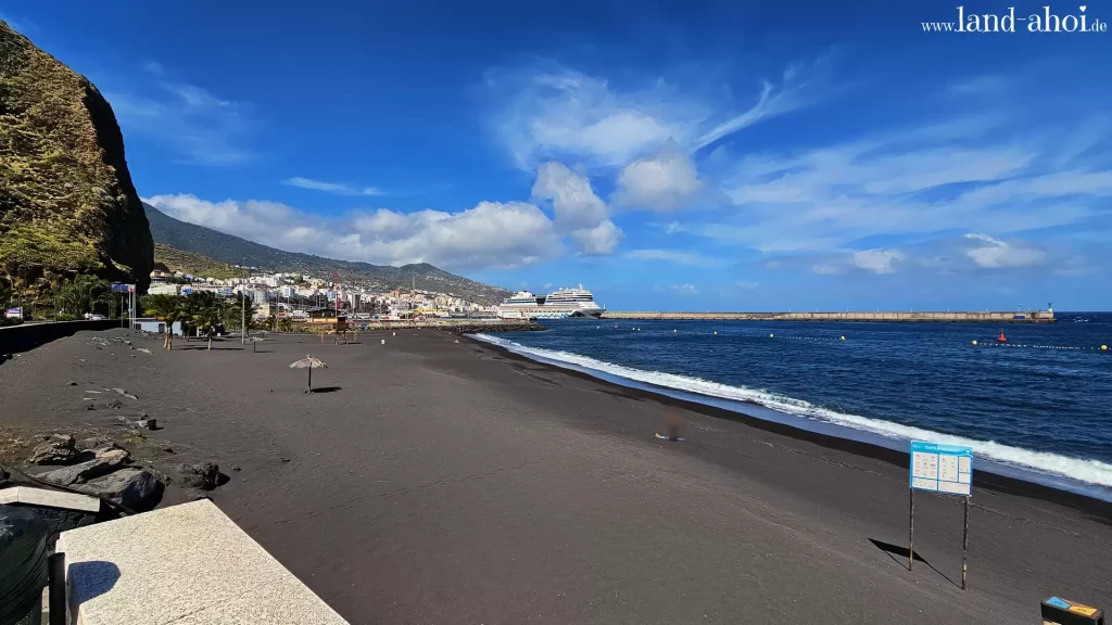 Santa Cruz de la Palma schwarzer Sandstrand am Hafen