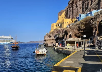 Alter Hafen von Fira mit AIDAblu