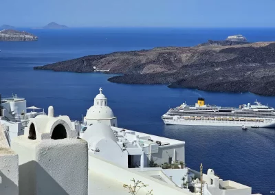 Costa Fascinosa auf Reede vor Santorin