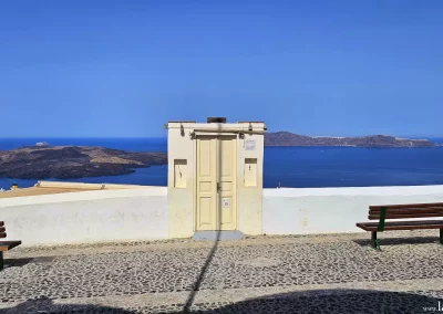 Einsame Tür in Fira