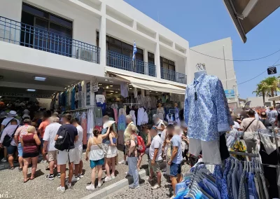 Fira Seilbahn - lange Warteschlange an der oberen Station