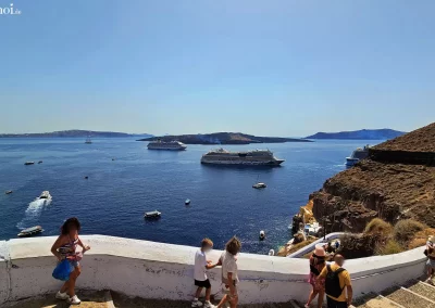 Karavolades Treppe mit Kreuzfahrtschiffen
