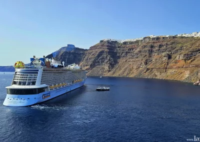 Kreuzfahrtschiff Odyssey of the Seas vor Santorin