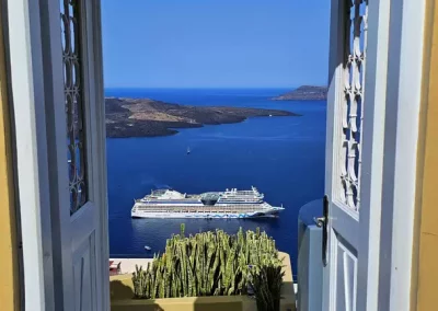 Tür mit Aussicht auf AIDAblu