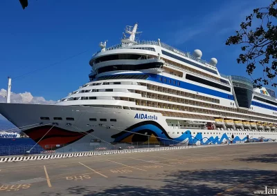 AIDAstella am Kreuzfahrtpier von Messina