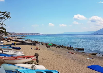 Strand mit Booten zwischen Messina und Torre Faro