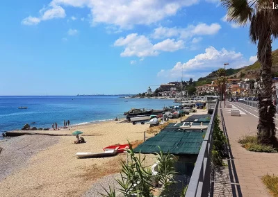 Strand und Promenade zwischen Messina und Torre Faro