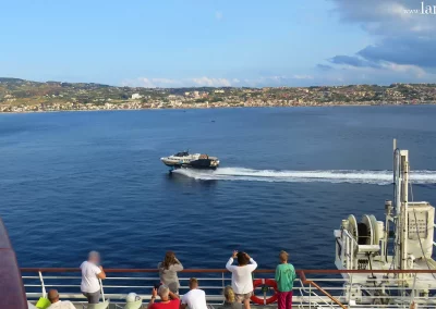 Tragflügelboot in der Straße von Messina