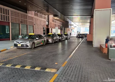 Abu Dhabi - World Trade Center Mall - Taxistand am Eingang